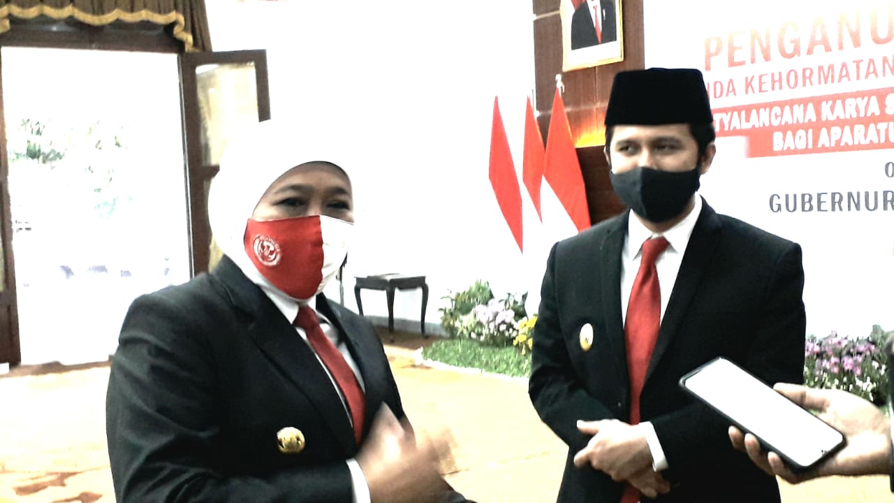 Gubernur Jawa Timur Khofifah Indar Parawansa (kiri) ditemani Wakil Gubernur Emil Dardak. HMP/OM PRASS