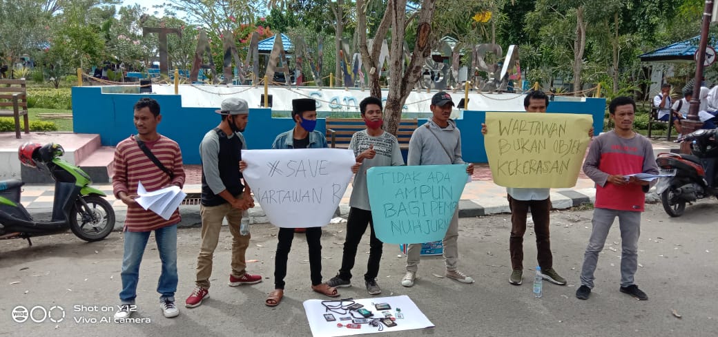 Tinta Jurnalis (Taji)  Senin (24/8) menggelar aksi solidaritas menyikapi dugaan pembunuhan terhadap Demas Laira (28), salah satu wartawan di Kabupaten Mamuju Tengah, Provinsi Sulawesi Barat. (FOTO: HMP/cho)