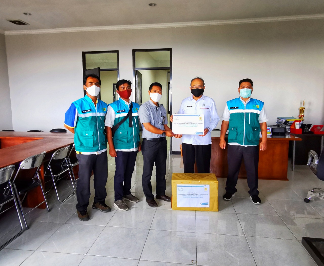 PT PLN (Persero) Unit Layanan Pelanggan (ULP) Ruteng menyerahkan bantuan alat pelindung diri (APD) berupa 1000 buah masker kain dan 5 buah tempat cuci tangan kepada Pemerintah Kabupaten Manggarai Timur, NTT. 