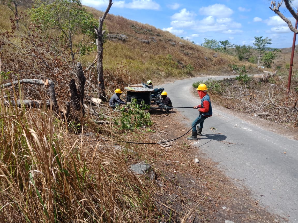 Untuk melistriki 21 lokasi yang ada, PLN membangun jaringan tegangan menengah (JTM) sepanjang 131,666 Kilometer sirkuit