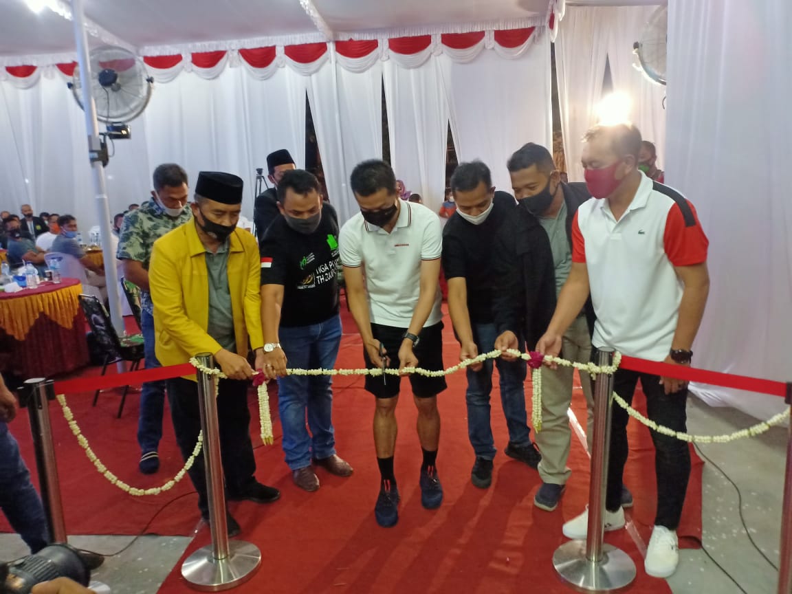 Taufik Hidayat dan Kapolres Madiun AKBP Eddwi Kurniyanto meresmikan GOR Tiga Putra TH 2000. HMP/ONO