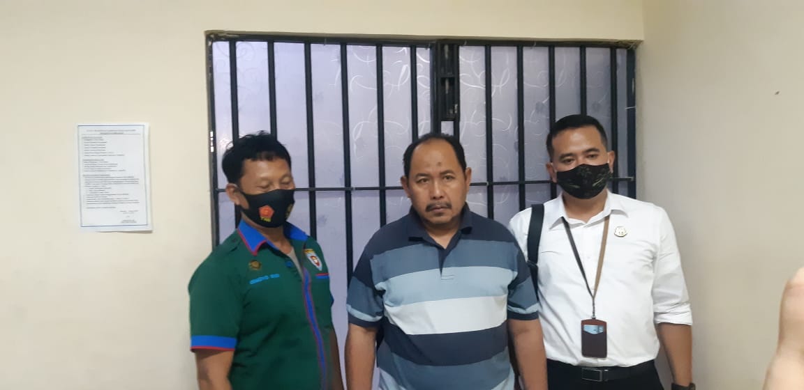 Terpidana Asmadi (tengah) saat hendak di masukan sel tahanan Polresta Sidoarjo. | HMP/ANTON