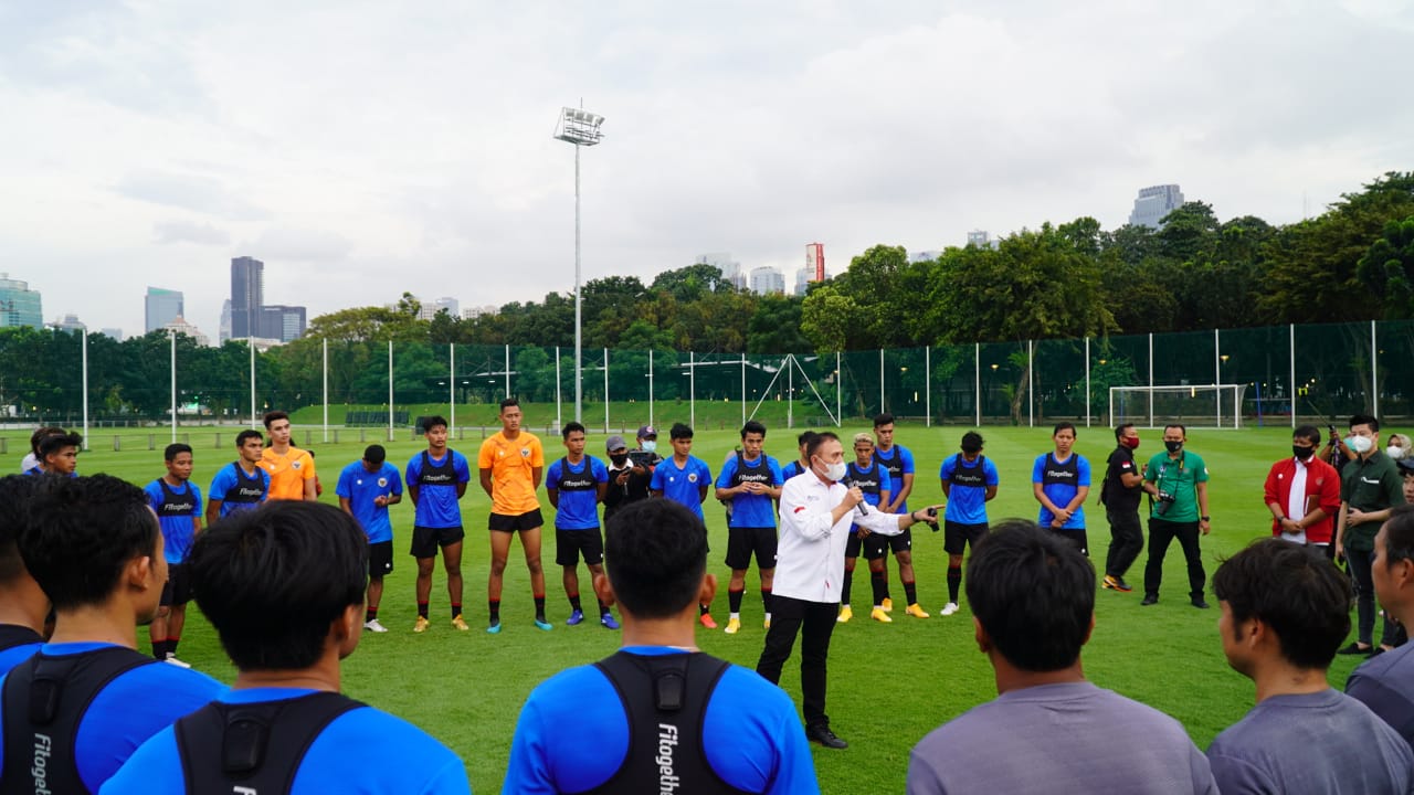 Ketua Umum PSSI Mochamad Iriawan memberikan arah kepada pemain Timnas. PSSI.