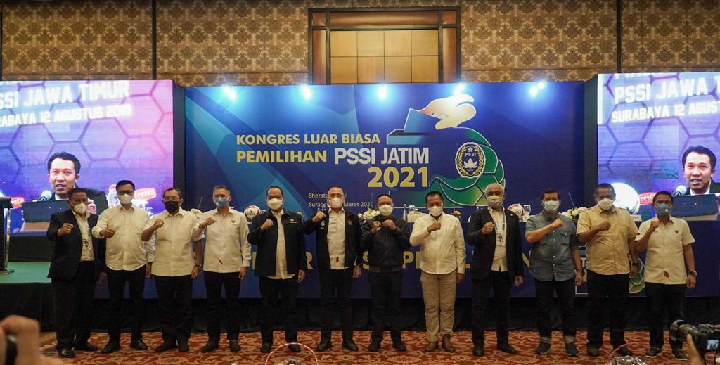 Ketua Umum PSSI Mochamad Iriawan, bersama Ketua Asprov Jatim Ahmad Riyadh dan anggota Exco. ist