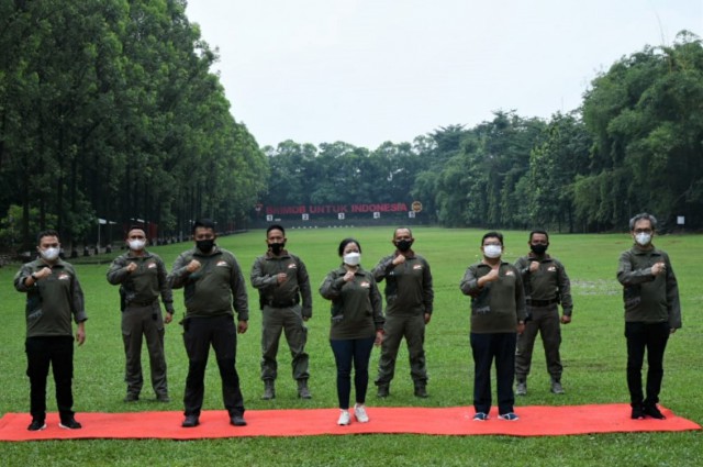 Ketua DPR RI Dr (H.C.) Puan Maharani di tengah-tengah anggota Brimob. ist