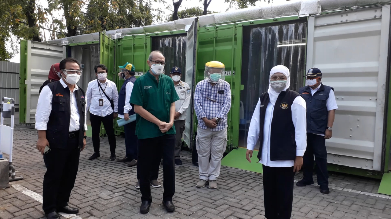 Gubernur Khofifah didampingi Direktur RSUD dr. Soetomo Djoni Wahyuhadi saat melihat kontainer UGD di RSUD Dr Soetomo Surabaya, Minggu, (11/7). 