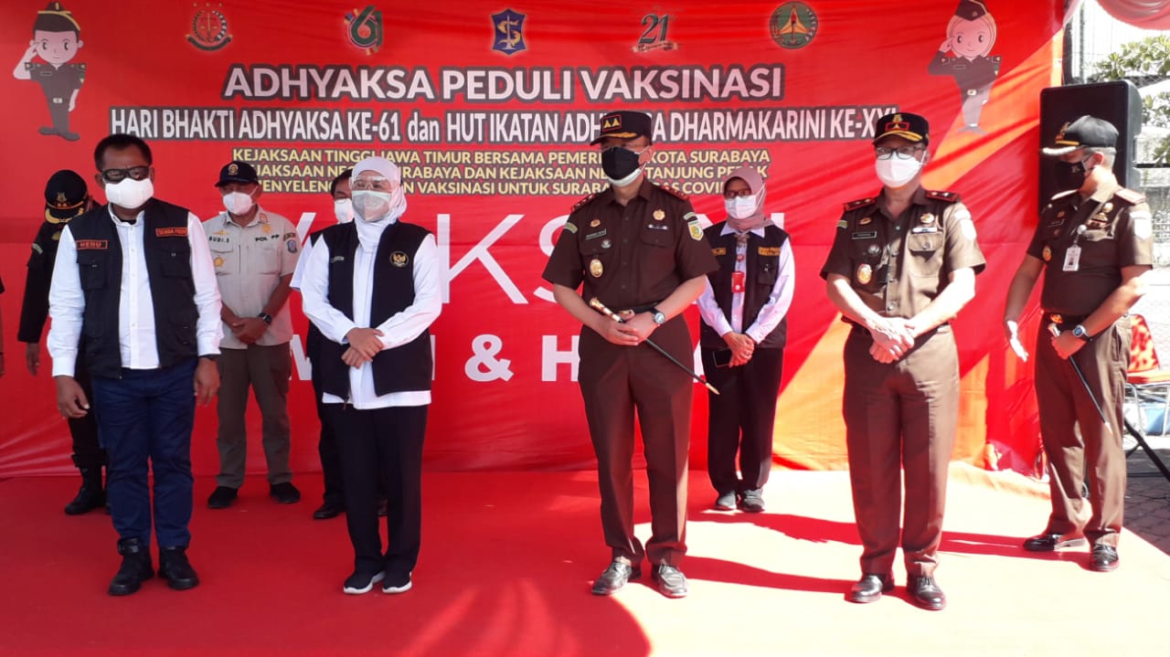 Kejaksaan Tinggi Jawa Timur mengelar vaksinasi masal di halaman gedung Islamic Center Surabaya Selasa (13/7).