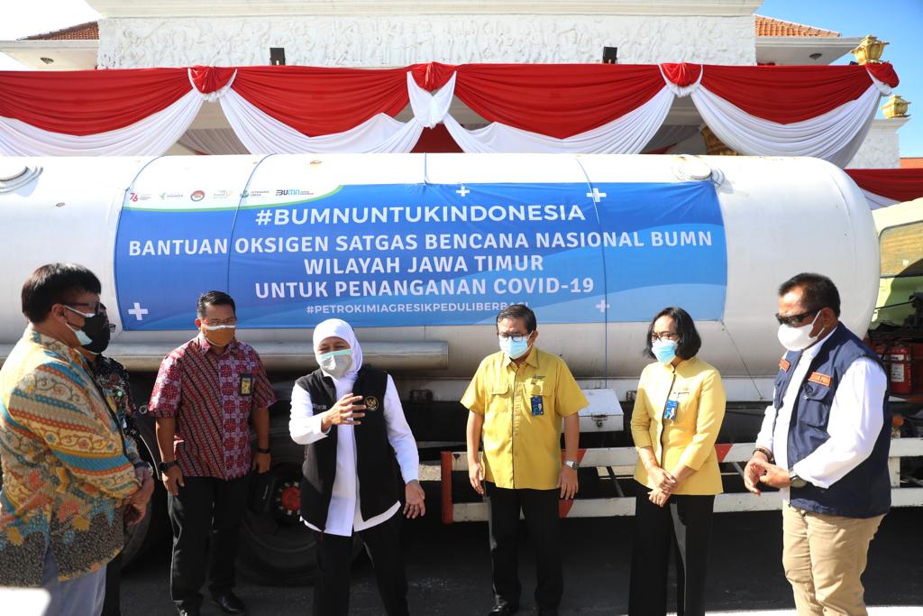 Pemerintah Provinsi Jawa Timur menerima bantuan liquid oksigen untuk kebutuhan oksigen untuk pasien Isolasi Mandiri (Isoman)dari Aliansi BUMN Jawa Timur di gedung Negara Grahadi. Jumat (16/7/2021).