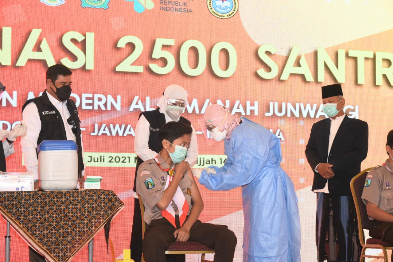 Gubernur Khofifah meninjau pelaksanaan vaksinasi di Pesantren Modern Al-Amanah Junwangi, Krian, Kab. Sidoarjo. Vaksinasi tersebut dilakukan pada 2.500 santri yang ada di pesantren tersebut.
