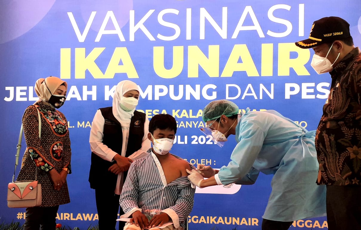 Gubernur Jawa Timur Khofifah Indar Parawansa, yang juga Ketua IKA Unair, secara langsung meninjau proses vaksinasi yang digelar di Balai Desa Kalanganyar, Sidoarjo, Sabtu (24/7/2021)