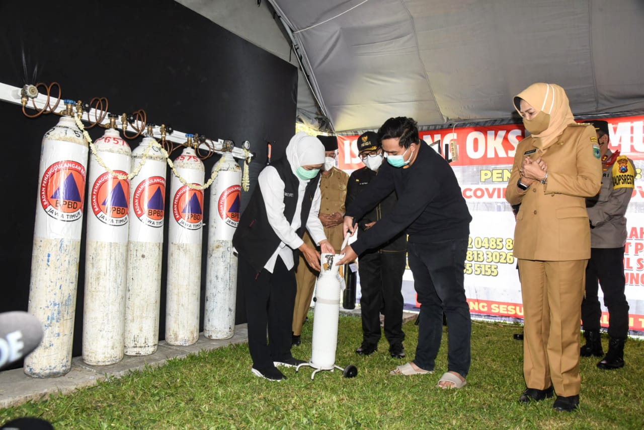 Gubernur Jawa Timur Khofifah Indar Parawansa kembali meresmikan Tempat Pengisian Oksigen Gratis Untuk Masyarakat yang melakukan Isoman Covid-19 wilayah Malang Raya, di halaman Bakorwil Malang.