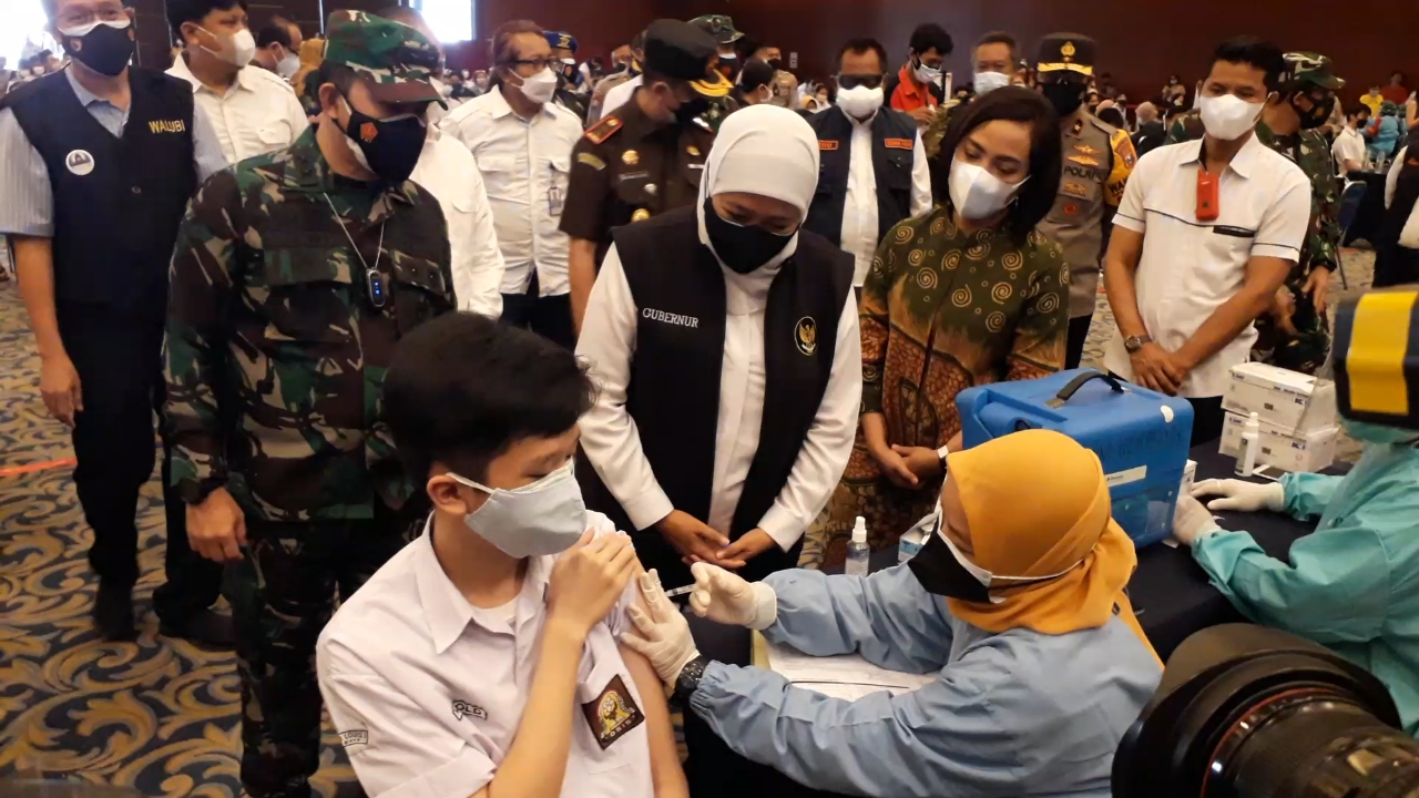 Gubernur Jawa Timur Khofifah Indar Parawansa dan Sekretaris Badan Intelijen Strategis (BAIS) TNI, Marsda TNI Jemi Trisnojaya saat meninjau vaksinasi di Grand City Surabaya. 