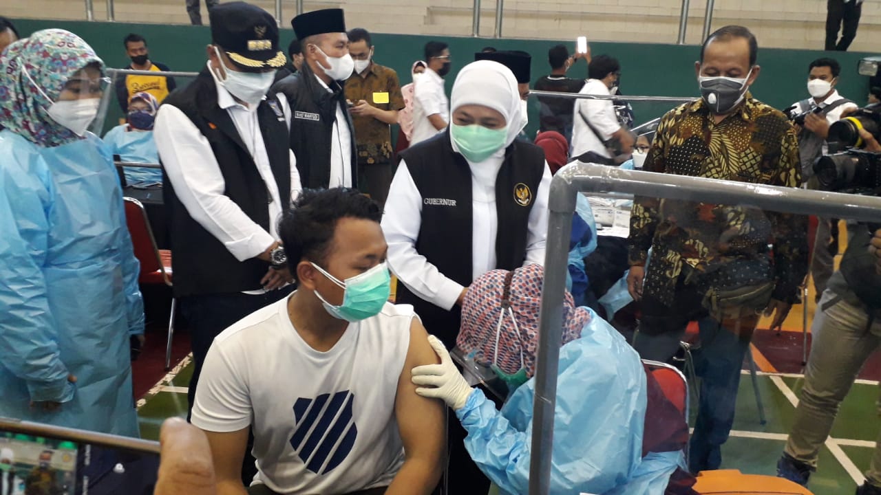 Gubernur Jawa Timur Khofifah Indar Parawansa, Waliukota Surabaya Eri Cahyadi dan Rektor UINSA Surabaya, Prof. Masdar Hilmy  meninjau pelaksanaan vaksinasi massal di Universitas Islam Negeri Sunan Ampel (UINSA) Surabaya, Rabu (4/8).