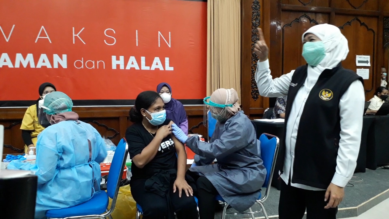 Khofifah saat memantau proses vaksinasi dosis pertama bagi warga Nusa Tenggara Timur di Surabaya dan sekitarnya, di Ruang Binaloka kompleks Kantor Gubernur di Jalan Pahlawan Surabaya, Jumat (6/8/2021).