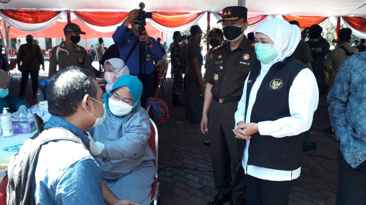 Gubernur Jatim Khofifah Indar Parawansa didampingi Kejati Jawa Timur Mohamad Dofir meninjau pelaksanaan Vaksinasi Dosis ke-2 Kepada Keluarga Besar Kejaksaan dan Warga Kota Surabaya, yang dilaksanakan di Islamic Center, Surabaya,Selasa (11/8/2021).