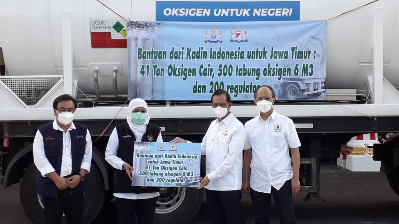 Bantuan Oksigen dari Kamar Dagang dan Industri (Kadin) Indonesia diterima langsung oleh Gubernur Jawa Timur Khofifah Indar Parawansa di halaman Gedung Negara Grahadi, Jumat (13/8/2021). 