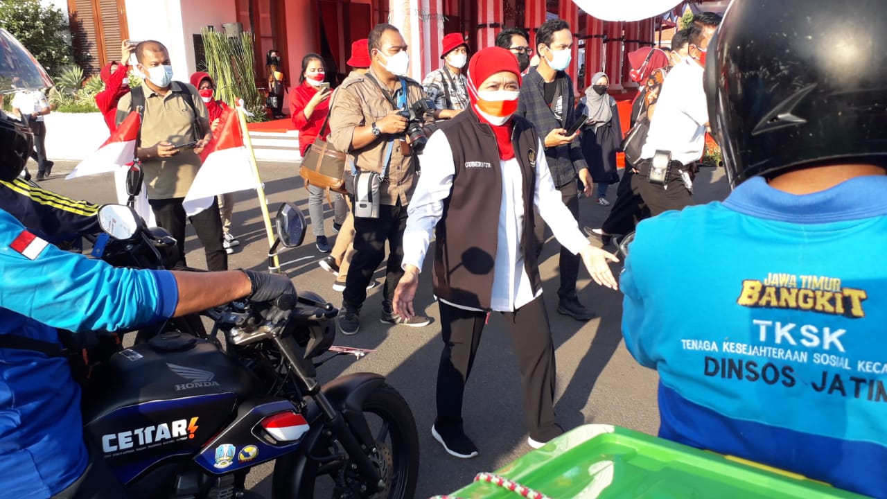 Gubernur Khofifah memberangkatan relawan pengantar bingkisan kepada para janda Perintis Kemerdekaan, para Perintis Kemerdekaan, serta Keluarga Pahlawan dari halaman Gedung Negara Grahadi Kota Surabaya,Senin (16/8).  foto foto : prasetyo
