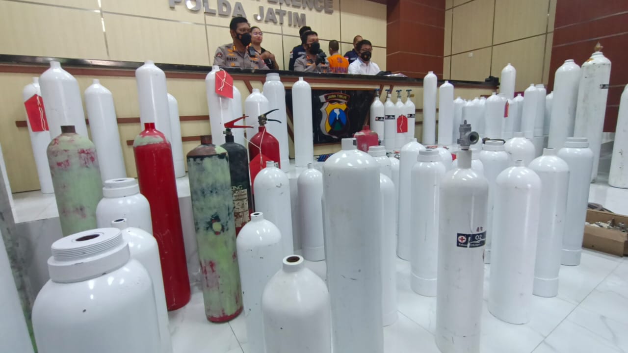 Direktorat Reserse Kriminal Khusus (Ditreskrimsus) Polda Jawa Timur berhasil mengungkap sekaligus menangkap pelaku pembuat dan penjual tabung oksigen palsu kepada masyarakat pada masa pandemi Covid-19. 