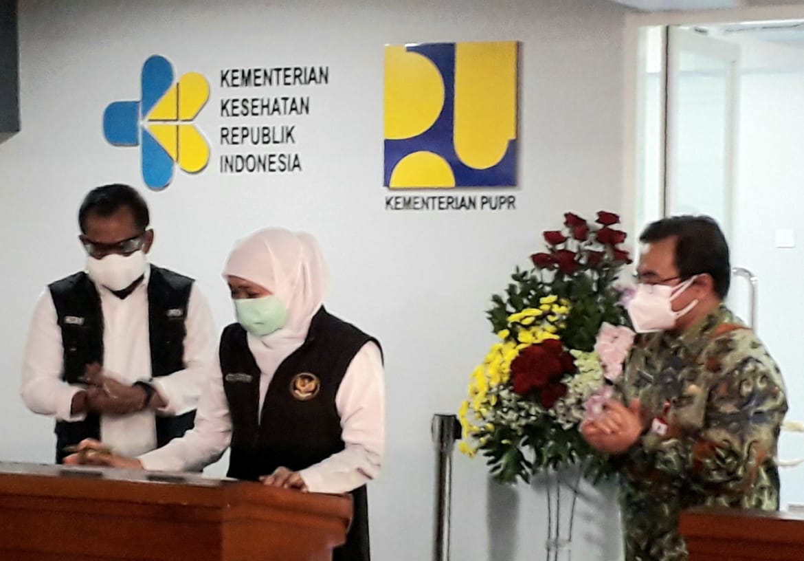Gubernur Jatim Khofifah Indar Parawansa saat meresmikan Ruang Infeksi Khusus (RIK) 7 di RSUD dr. Soetomo Surabaya, Jumat (20/8/2021). foto foto : prasetyo