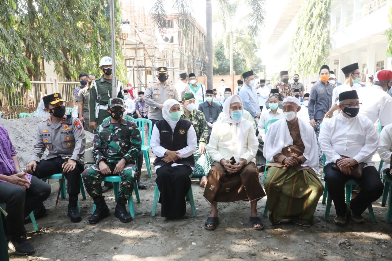 Gubernur Jawa Timur Khofifah Indar Parawansa bersama jajaran Forkopimda Jatim meninjau pelaksanaan vaksinasi di Ponpes Lirboyo Kota Kediri, Gubernur Jawa Timur Khofifah Indar Parawansa bersama jajaran Forkopimda Jatim meninjau pelaksanaan vaksinasi di Pon