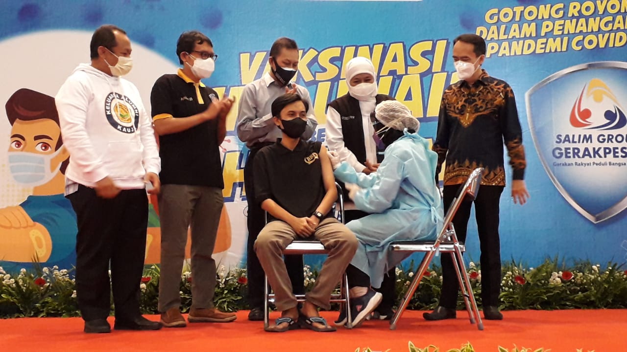 Gubernur Khofifah Meninjau Langsung Pelaksanaan Vaksinasi Oleh IKA Unair bersama HIMPUNI di gedung UACC kampus C Unair, Surabaya, Sabtu (28/08).