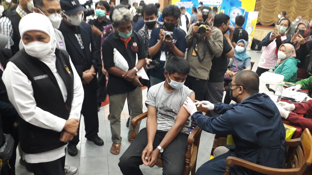Gubernur Khofifah saat saat meninjau vaksinasi kepada penyandang disabilitas di gedung BK3S Surabaya, Minggu, (29/8).
