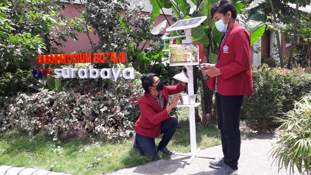 Mahasiswa Universitas Muhammadiyah Surabaya (UM Surabaya) memperagakan hasil karya pengusir hama via Metrokontroler dari KKN 2021 pada acara penutupan KKN dan Pameran di halaman Gedung At-Tauhid Tower UM Surabaya, Senin (30/08). / foto foto: prasetyo