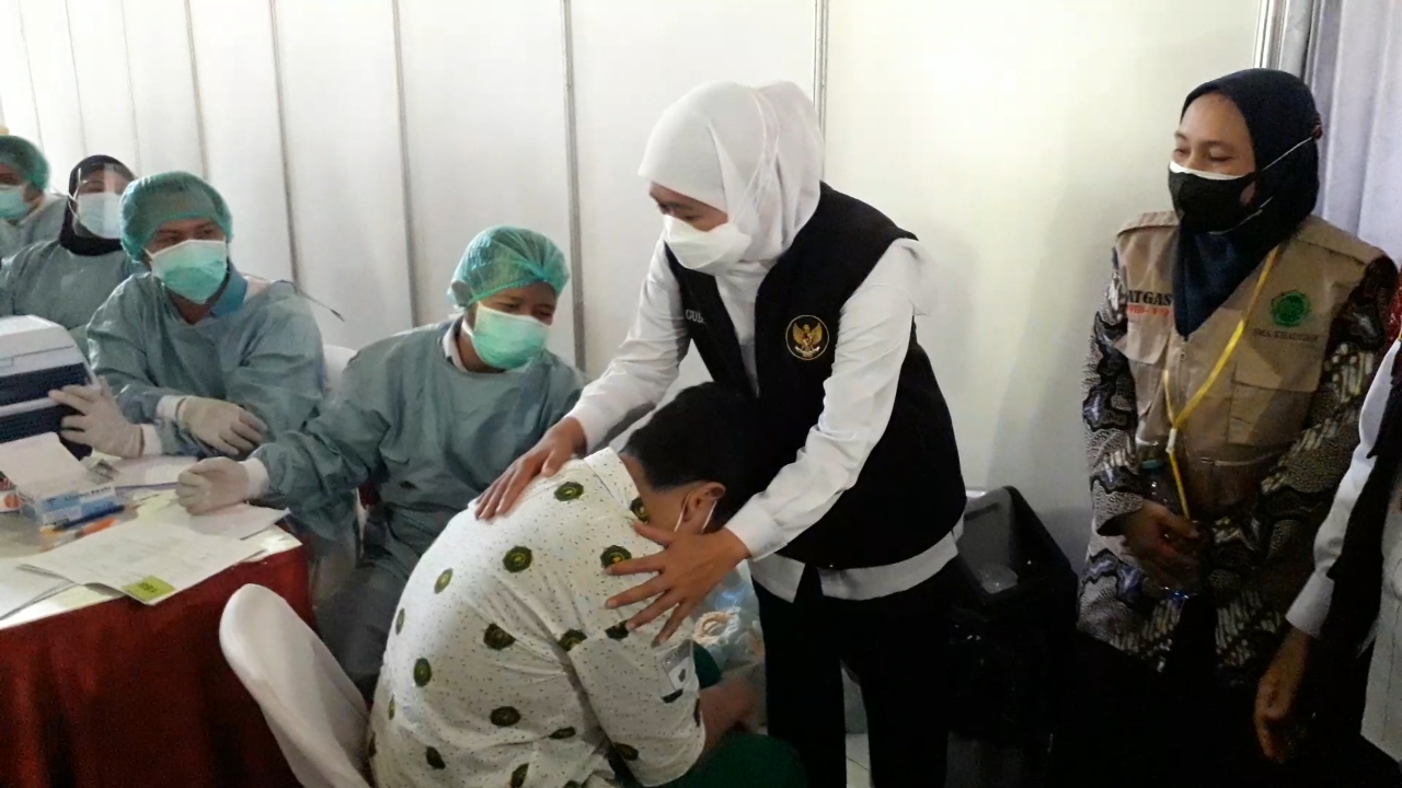 Gubernur Jatim Khofifah saat meninjau pelaksanaan Vaksinasi Berbasis Pelajar yang digelar di SMA Khadijah Surabaya, Rabu (1/9).