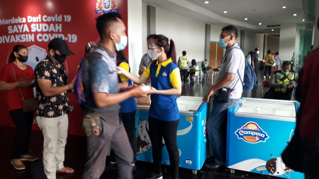 PT Campina Ice Cream Industry, Tbk kembali aktif untuk membantu pemulihan ekonomi dalam penanganan Covid-19 dengan membagika 10.000 es krim kepada masyarakat yang telah divaksin.