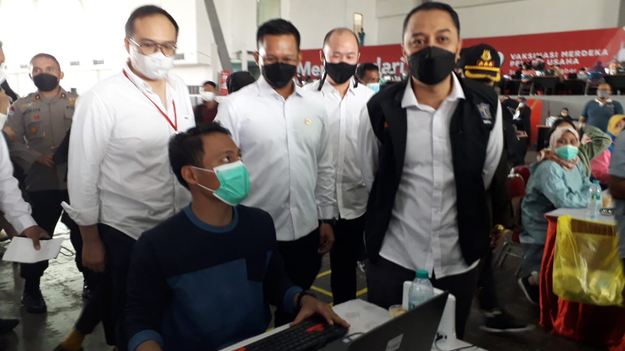 Walikota Surabaya Eri Cahyadi, Ketua Umum Kadin Surabaya Ali Affandi dan President EO Indonesia East Antony Harsono ketika meninjau pelakanaan vaksinasi di Jatim Expo, Surabaya, Sabtu (4/9). Foto foto : prasetyo