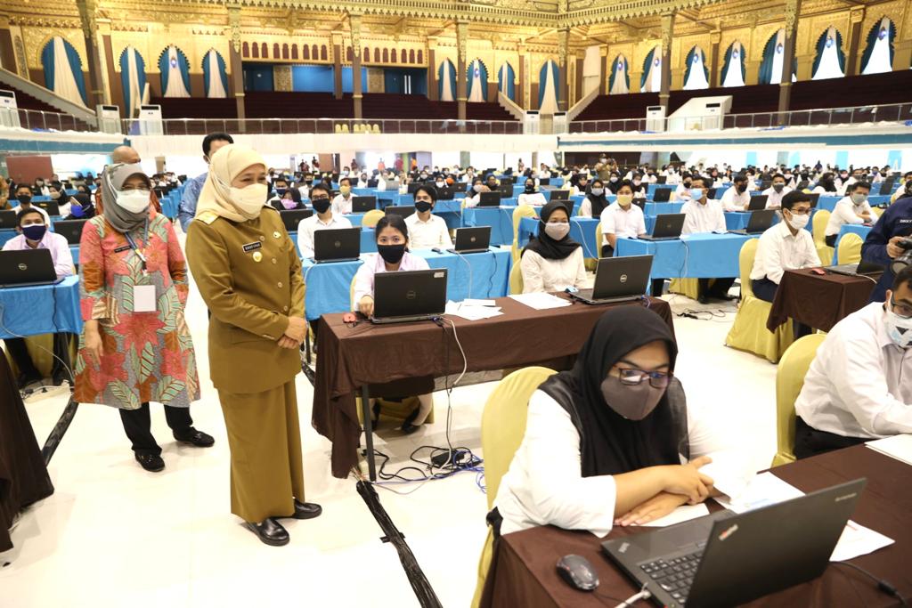 Gubernur Jawa Timur, Khofifah Indar Parawansa meninjau langsung pelaksanaan SKD dan Seleksi Kompetensi tersebut di Graha Unesa Surabaya, Selasa (14/9/2021). 
