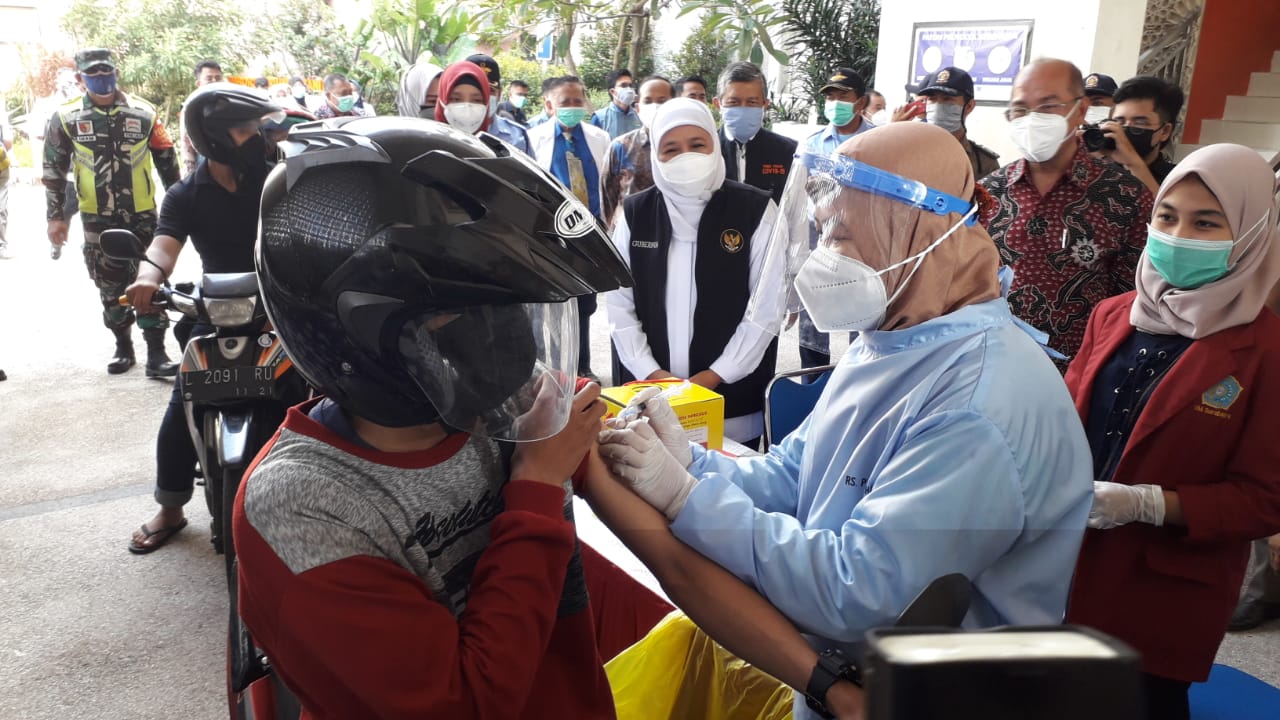 Gubernur Jawa Timur, Khofifah Indar Parawansa meninjau kegiatan vaksinasi dengan model Layanan Drive Thru yang diselenggarakan oleh Universitas Muhammadiyah Surabaya (UM Surabaya), Rabu (15/09/2021). foto: prasetyo