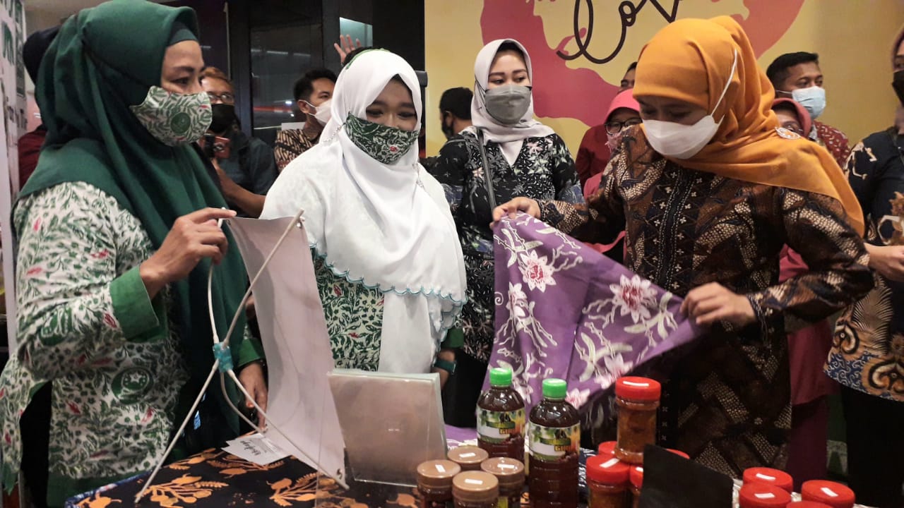Gubernur Jawa Timur, Khofifah Indar Parawansa meninjau stan Fatayat NU Surabaya pada pameran K-UMKM Expo 2021 di Atrium Grand City Surabaya secara hybrid, pada 15-19 September 2021. 