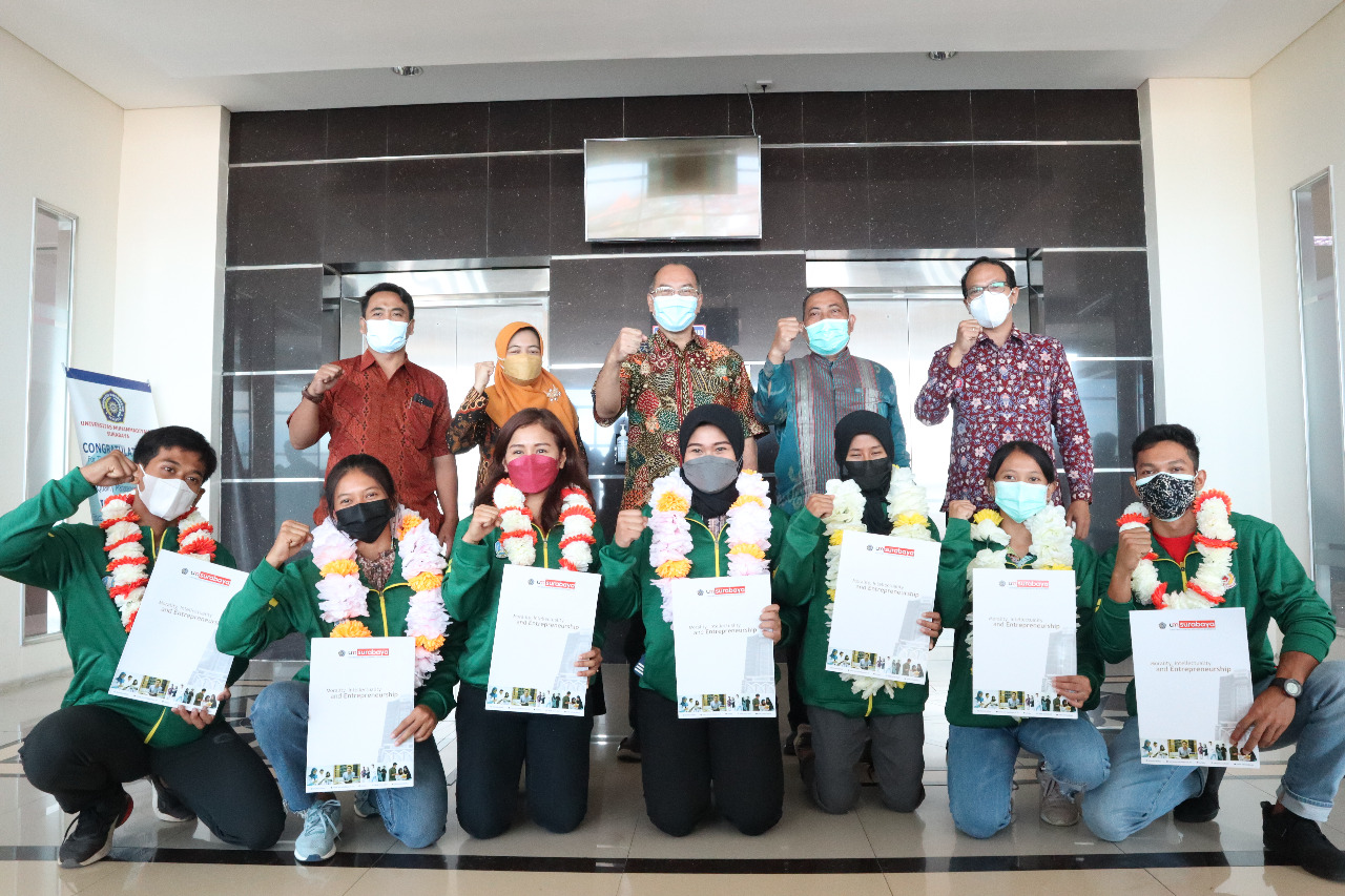 Rektor UMSurabaya, Sukadiono bersama para mahasiswa dalam acara pelepasan atlet PON XX  di Gedung Attauhid Tower, Jumat (17/9/2021).