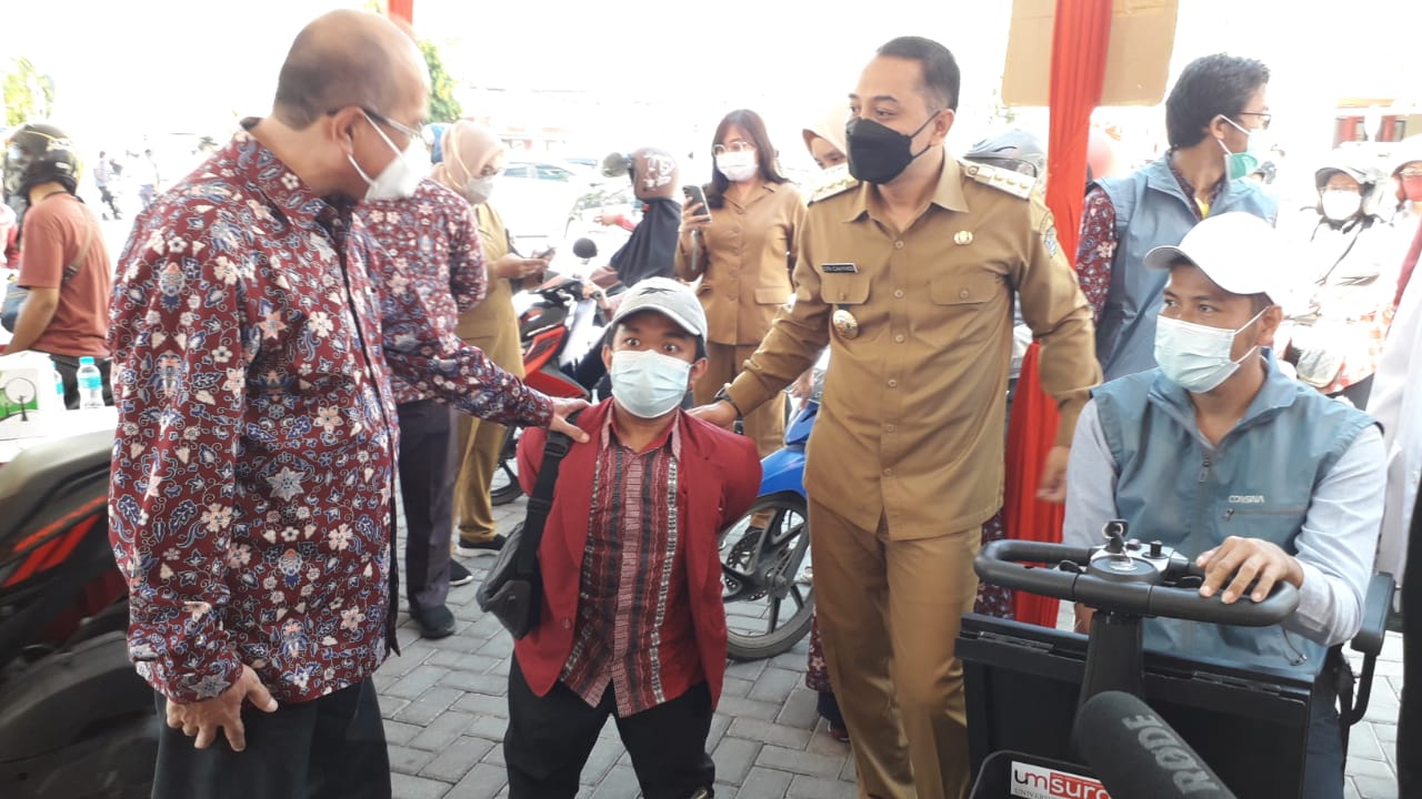 Wali Kota Surabaya Eri Cahyadi dan  Rektor UMSurabaya Sukadiono ketika meninjau vaksinasi Drive Thru dan bagi penyandang disabilitas di Univesitas Muhammadiyah Surabaya (UMSurabaya), Senin,(20/9/2021).