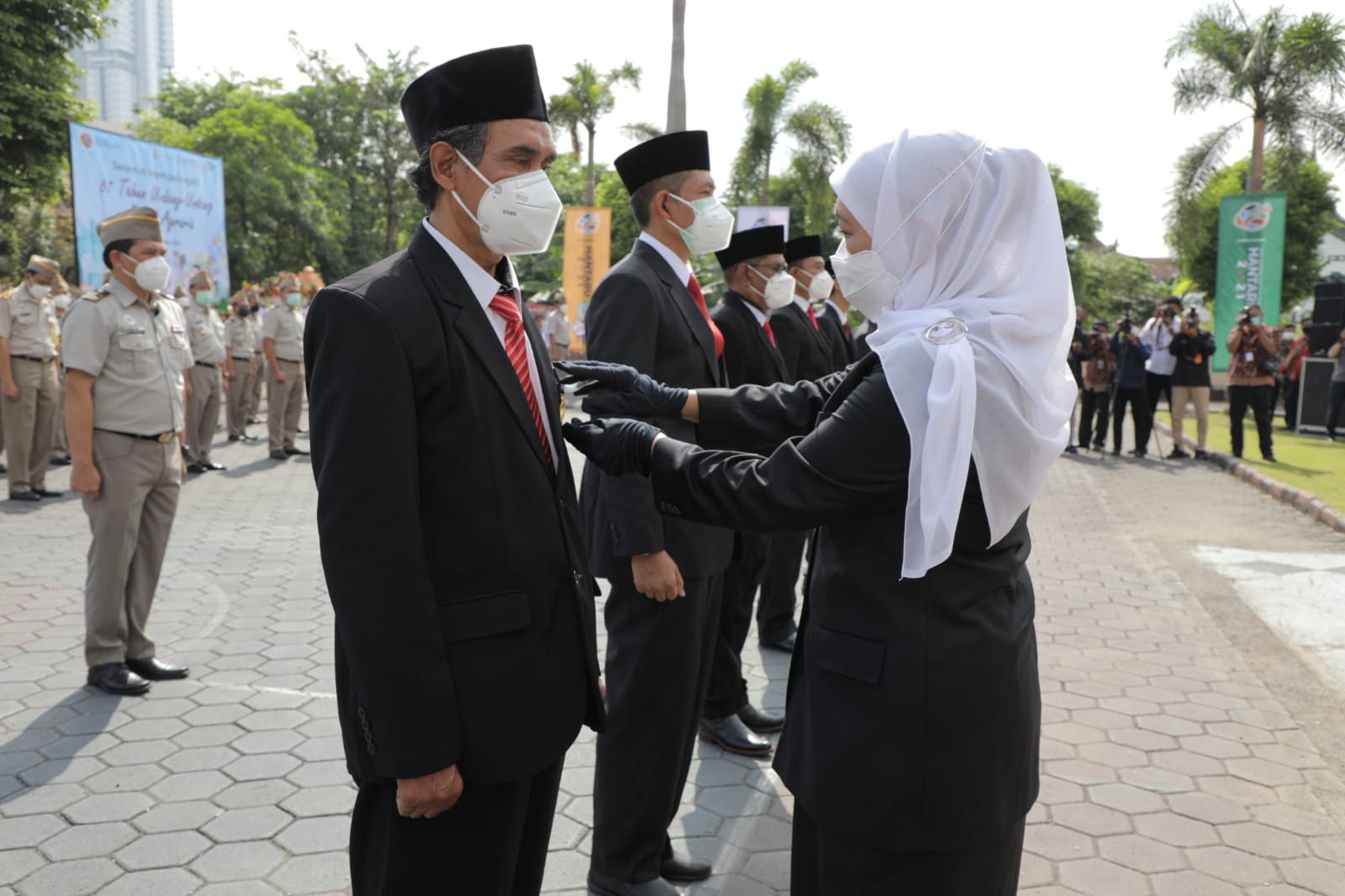 Gubernur Jawa Timur Khofifah menyematkan Penghargaan Satyalencana Karya Satya kepada ASN Kanwil BPN Jatim