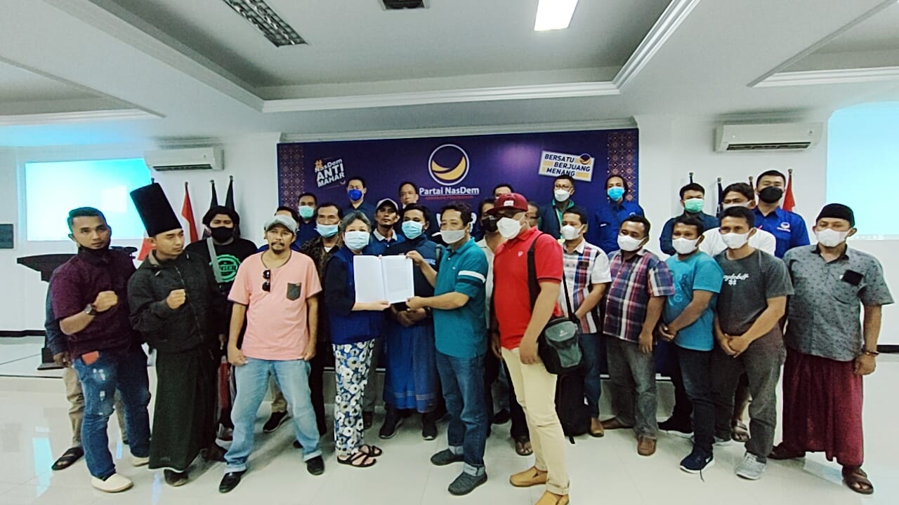 Wardan Perwakilan Nelayan dari Pamekasan (kanan) menerima surat pernyataan NasDem Jatim dari Sri Sajekti Sudjunadi Ketua DPW NasDem Jatim sebelum berangkat ke Jakarta, Senin (25/10/2021). 