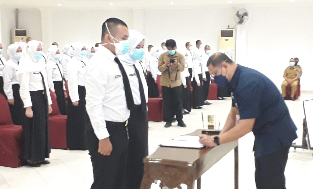 Mewakili Gubernur Jawa Timur Kepala BPSDM Jatim, Aries Agung Paewai pembukaan Latsar CPNS untuk golongan III Angkatan 1987, 1988 dan 189 tahun 2021 di Hotel Sinar 1, Sidoarjo, Senin (15/11).
