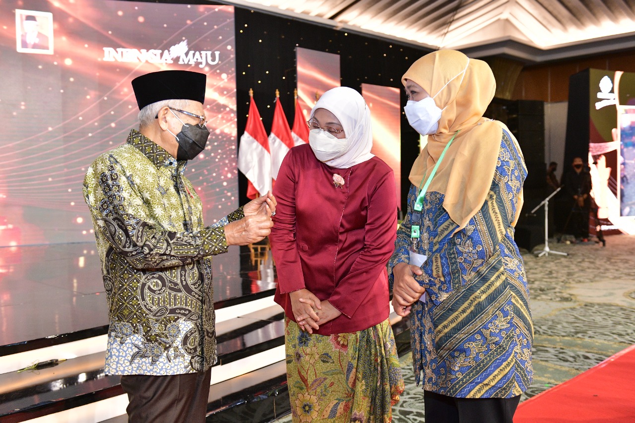 Wakil Presiden RI KH. Ma'ruf Amin berbincang dengan kepada Gubernur Khofifah usai penyerahan Penghargaan Paramakarya di Hotel Grand Sahid Jaya Jakarta Pusat pada Kamis (18/11).