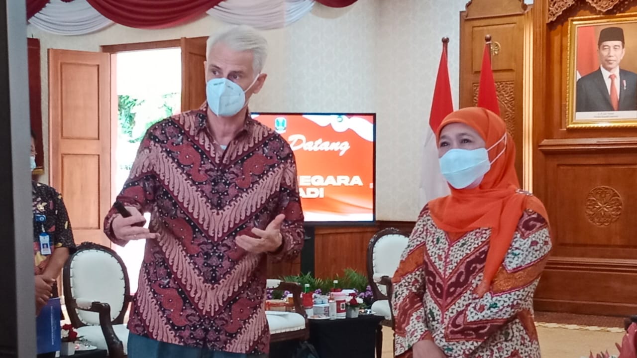Gubernur Jawa Timur Khofifah Indar Parawansa saat menerima Green Infrastructure Initiative (GII) Portofolio Manager KfW Frankfurt Jerman Olaf Georke di Gedung Negara Grahadi Surabaya, Selasa (23/11). foto :prass