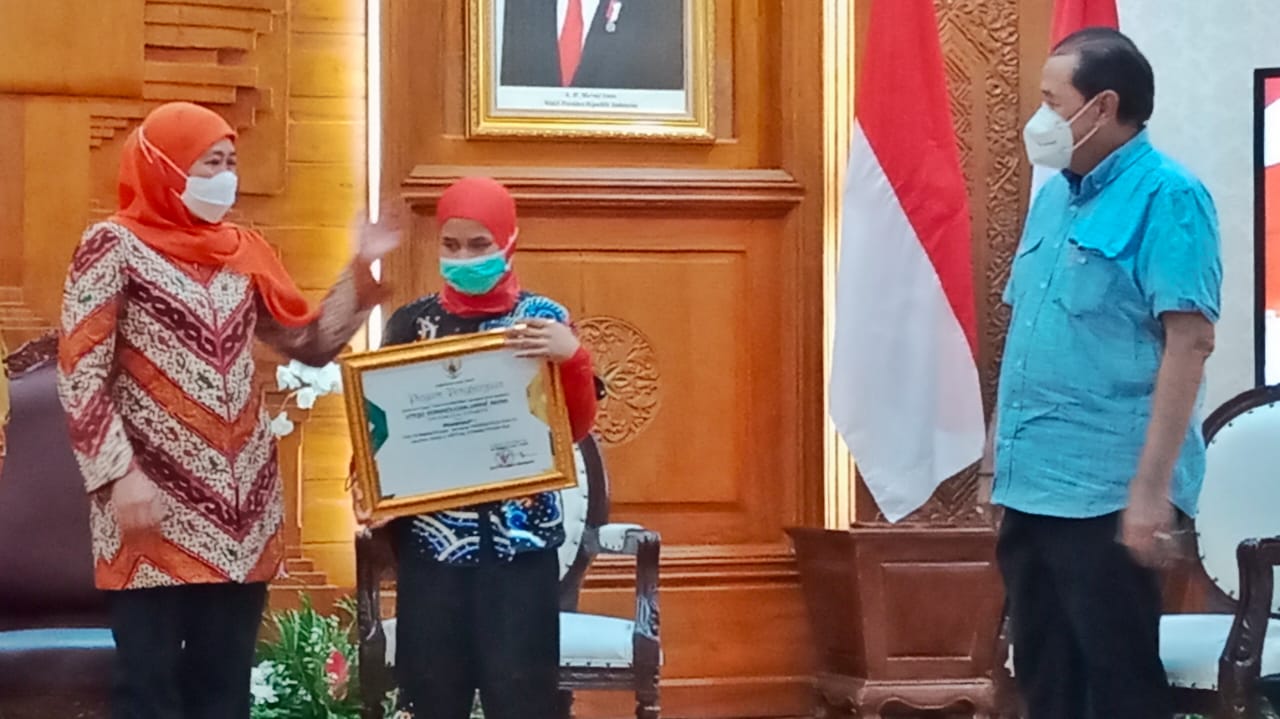 Gubernur Jawa Timur Khofifah Indar Parawansa merasa haru dan bangga ketika bertemu dengan atlet muda juara pertama wushu internasional, Utiqo Romadlona Ummi Auna di Grahadi Surabaya, selasa (23/11). Foto : prass