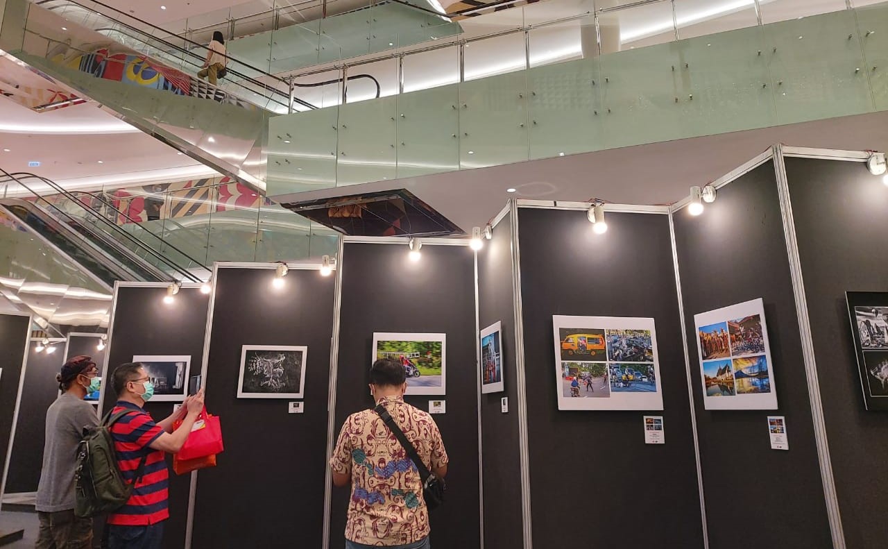Pengunjung melihat foto-foto  yang dipamerkan pada gelaran Salon Foto Indonesia (SFI) ke – 41 Surabaya 2021 di Oval East Atrium -Ciputra World Surabaya..   foto: Toto SB