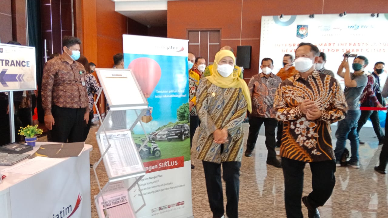 Menteri Dalam Negeri Tito Karnavian dan Gubernur Jawa Timur Khofifah Indar Parawansa  dalam acara Integrated Technology Hybrid Event yang digelar oleh Kementerian Dalam Negeri di Ballroom Grand City, Surabaya Rabu (1/12). foto : prass