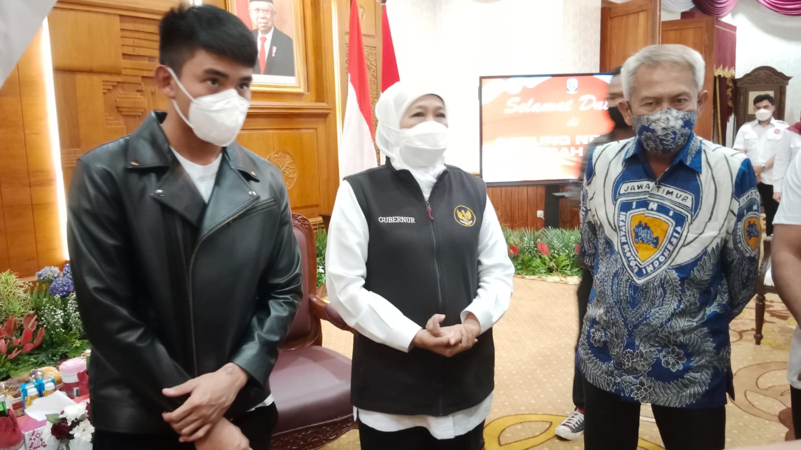 Mario Suryo Aji dan Ketua IMI Jatim Bambang Kapten saat diterima Gubernur Jawa Timur Khofifah Indar Parawansa di Gedung Negara Grahadi Surabaya, Rabu (1/12) malam.