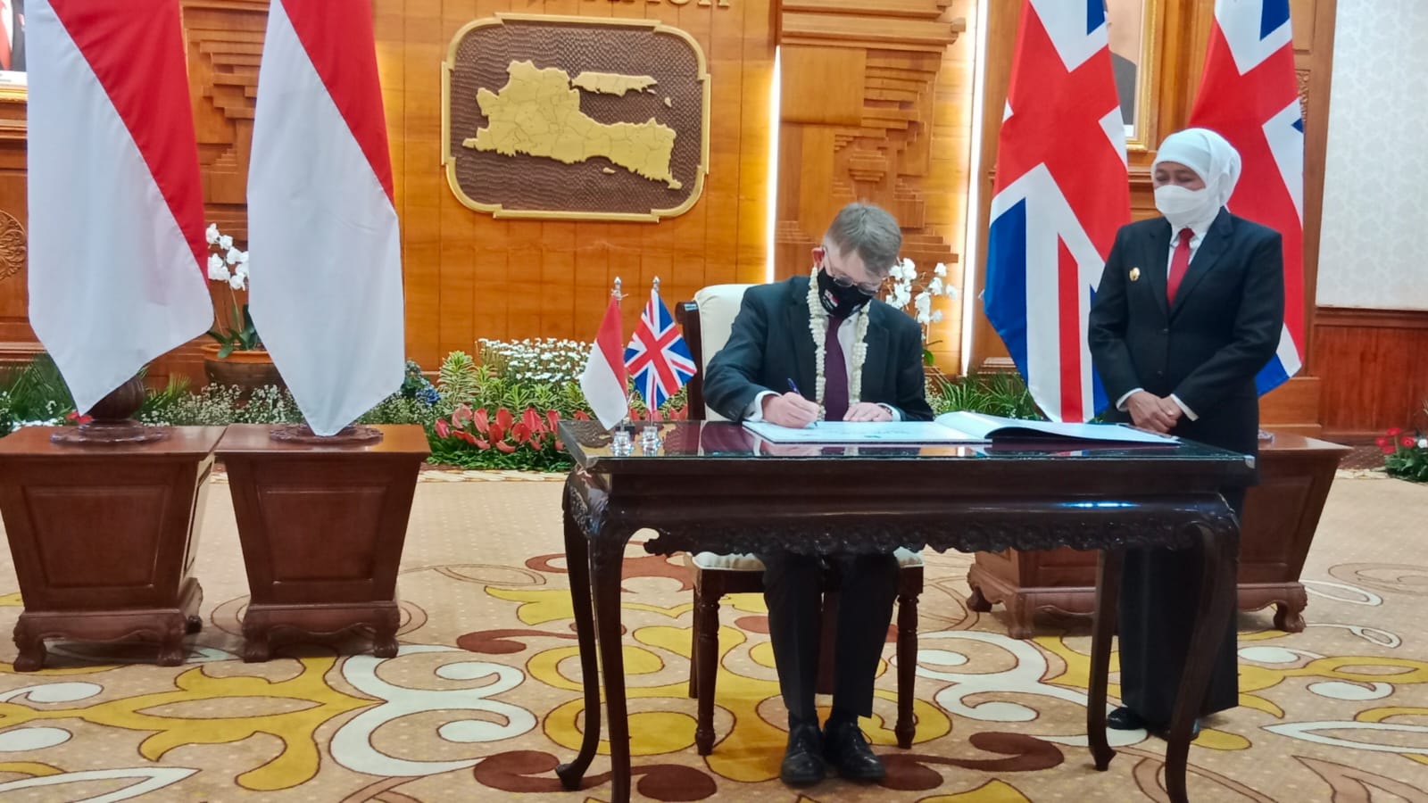 Gubernur Jawa Timur Khofifah Indar Parawansna ketika menerima kunjungan Duta Besar Inggris untuk Indonesia dan Timor Leste, Mr Owen Jenkins di Gedung Negara Grahadi Surabaya, Jawa Timur, Rabu (1/12). foto : prass