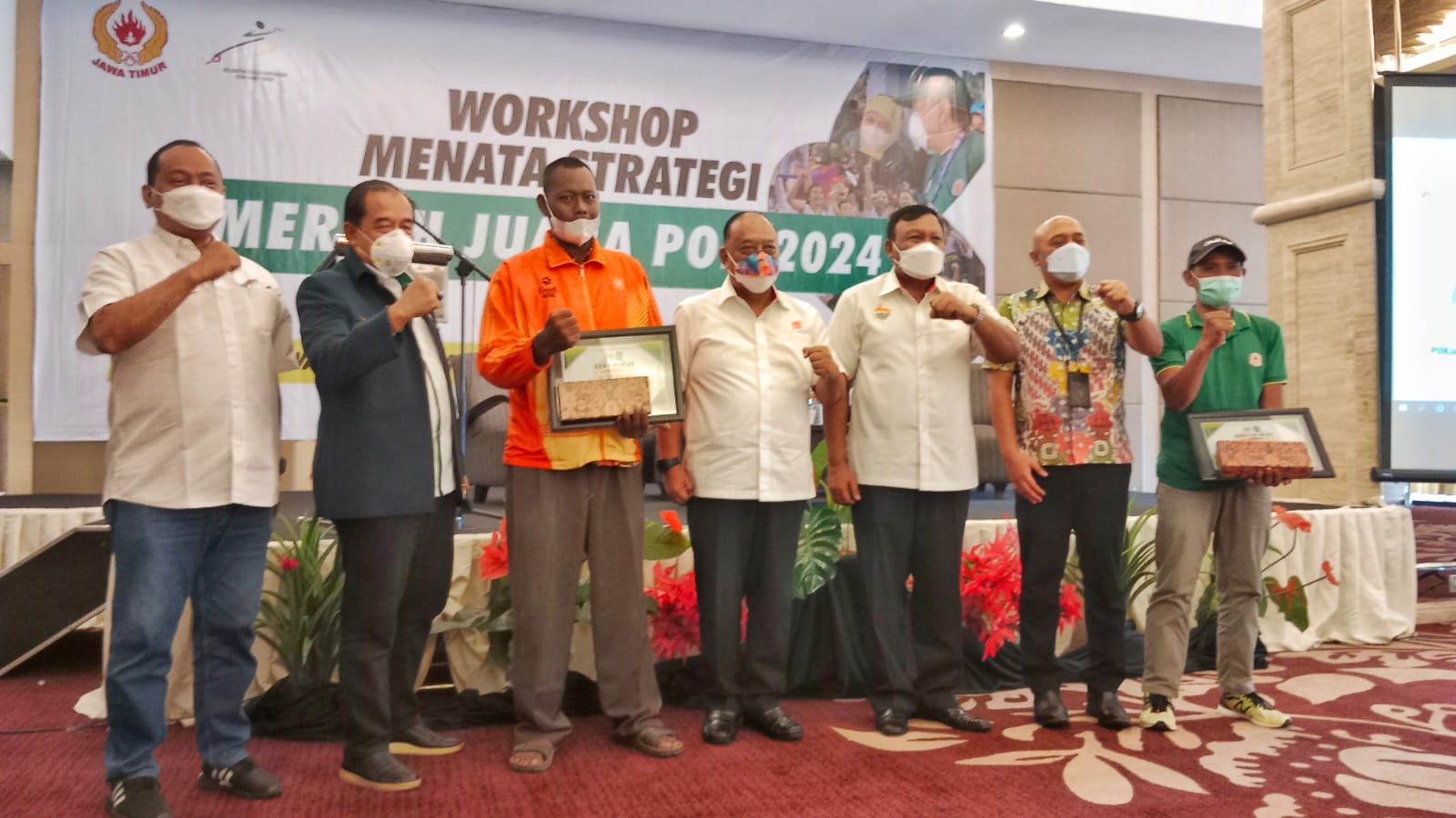 14 mantan atlet yang pernah berprestasi dan mengharumkan nama Jawa Timur dan Indonesia mendapat tali asih dari KONI Jawa Timur. Jumlah penerima apresiasi yang dihelat di Hotel Wyndham Surabaya City Centre pada Kamis (2/12/2021). FOTO : PRASS