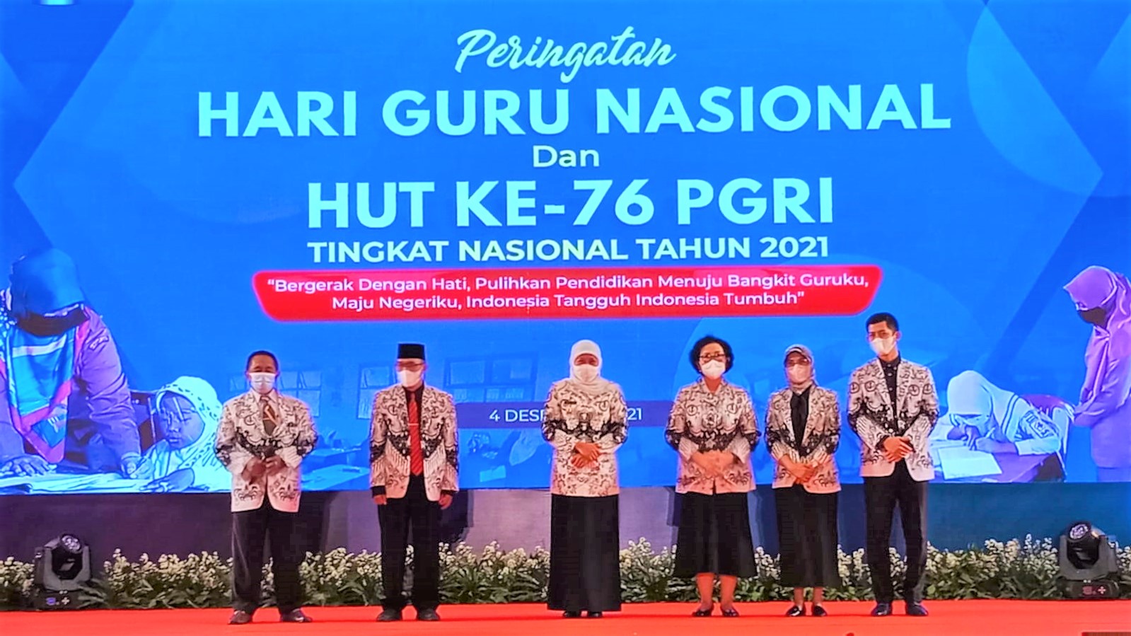 Gubernur Khofifah Terima Anugerah Dwija Praja Nugraha Dari PGRI Pusat