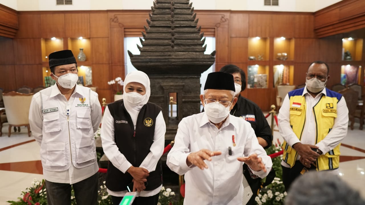 Wakil Presiden RI Ma'ruf Amin dan Jawa Timur Khofifah Indar Parawansa dalam Video Conference guna mengupdate penanganan dan situasi pasca Awan Panas Guguran (APG) Gunung Semeru Lumajang di VIP Room Bandara Internasional Juanda Kamis (16/12).