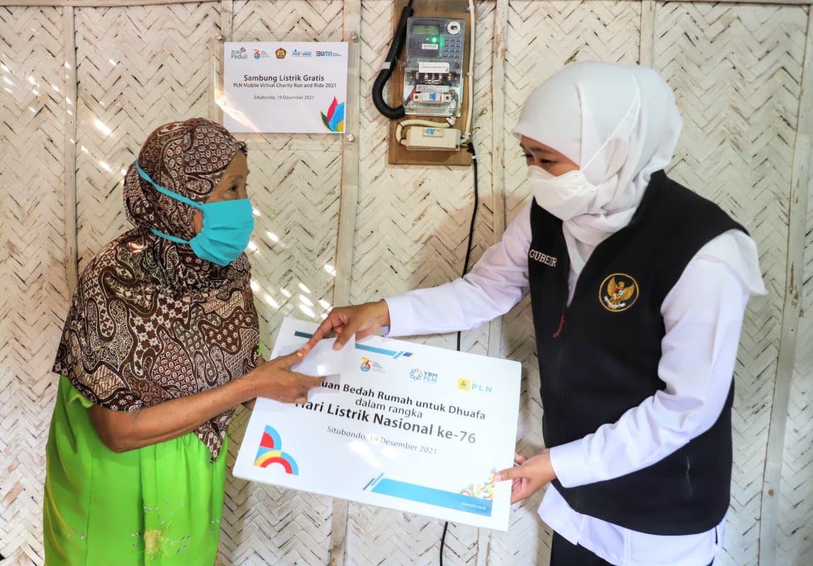 Gubernur Jawa Timur Khofifah Indar Parawansa mengunjungi  penerima program sambung listrik gratis kepada perwakilan penerima bantuan di Desa Perante Kecamatan Asembagus - Situbondo