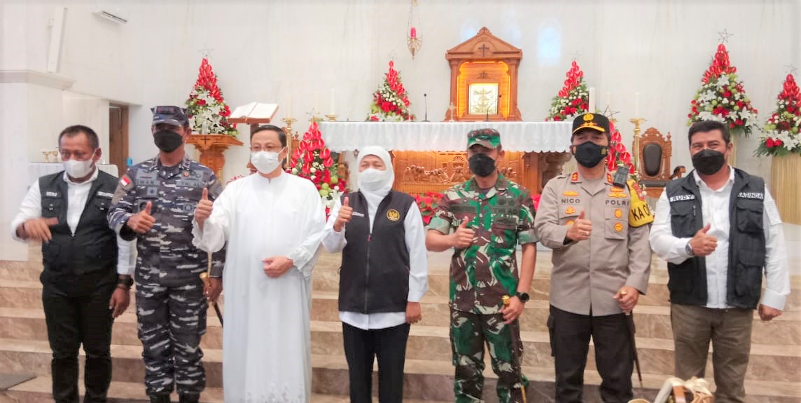 Gubernur Jatim Khofifah Indar Parawansa bersama Forum Komunikasi Pimpinan Daerah (Forkopimda) Jatim saat melakukan peninjauan  Gereja Katolik St. Yohanes Pemandi Surabaya Jumat (24/12/21),